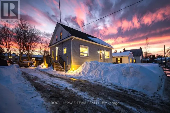 1120 PEMBROKE STREET W, Pembroke