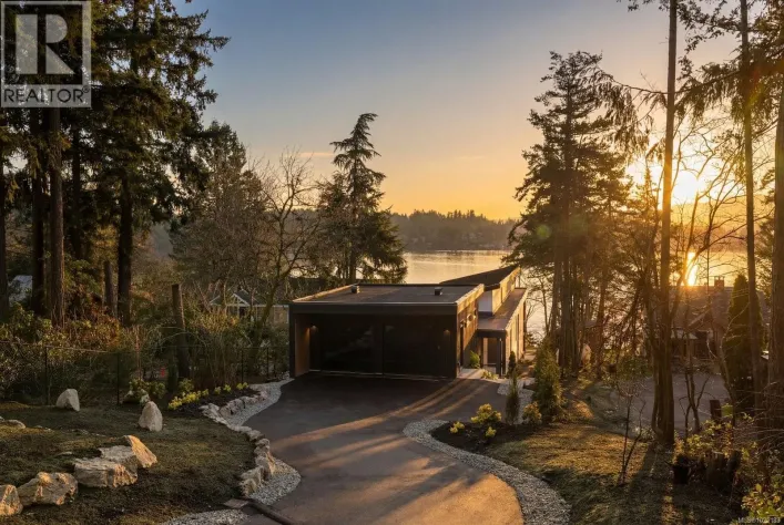 11392 Chalet Rd, North Saanich