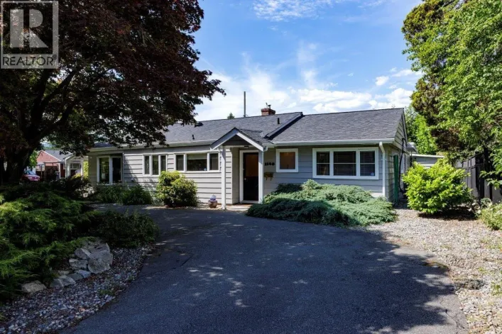 1140 PINEWOOD CRESCENT, North Vancouver