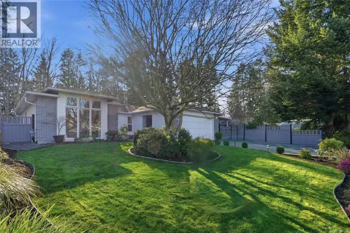 1148 Clubhouse Dr, Qualicum Beach