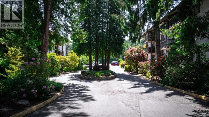 118 1009 Mckenzie Ave, Saanich