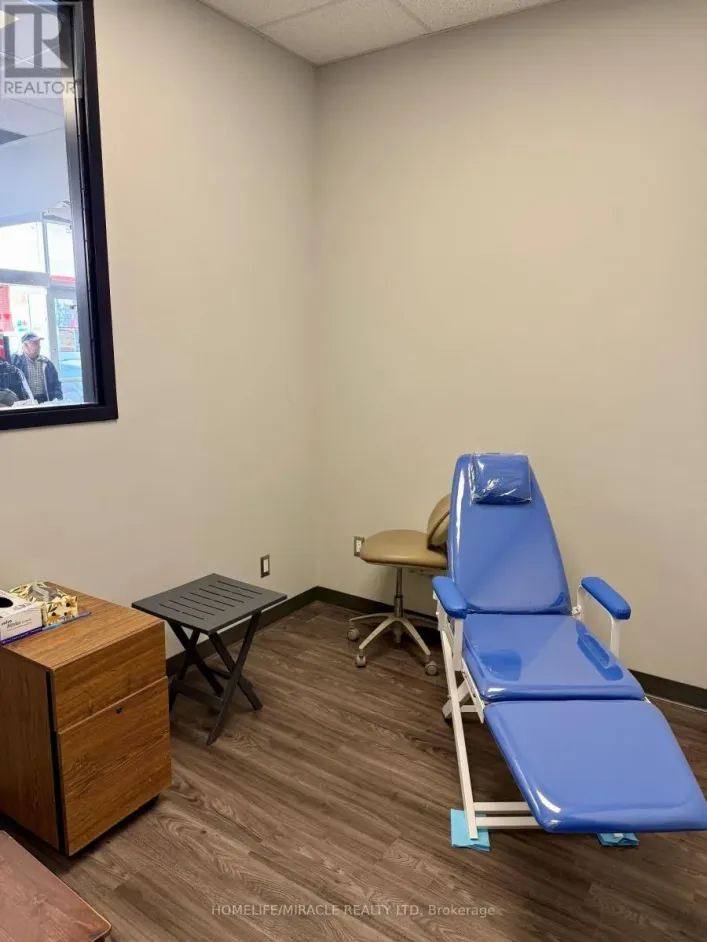 1-2 - 220 MAIN STREET, Loyalist