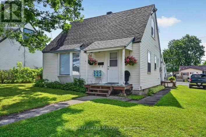 12 CHURCHILL CRESCENT, Smiths Falls