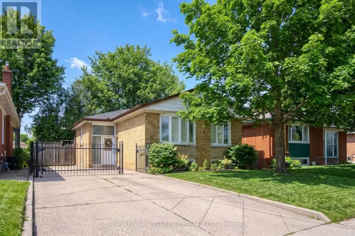 12 LEAVENWORTH CRESCENT, Toronto
