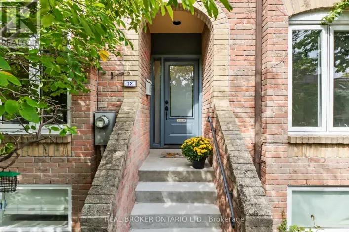Row / Townhouse for sale: 12 ST. JAMES COURT, Toronto