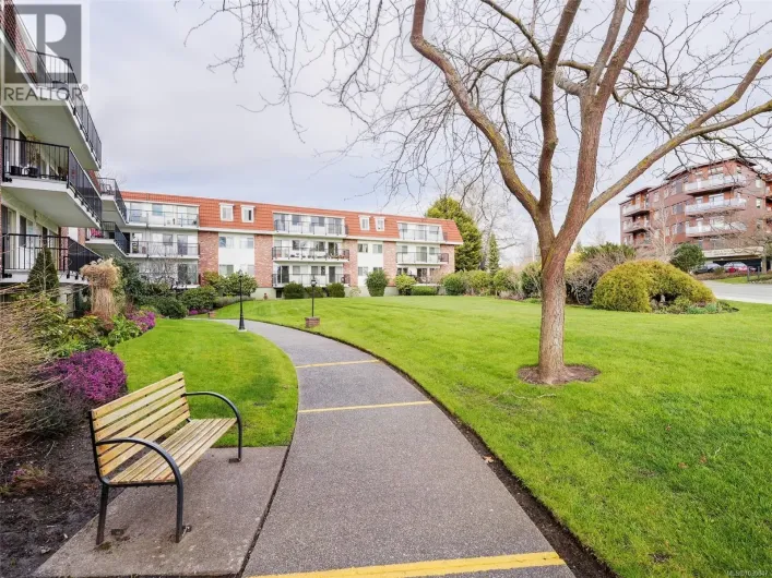 120 1680 Poplar Ave, Saanich