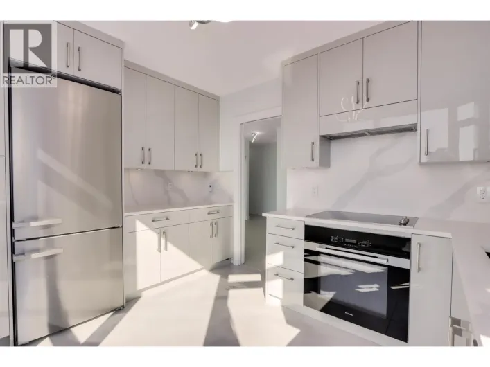 1203 140 E 14TH STREET, North Vancouver