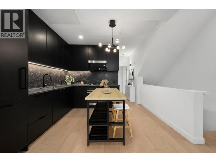 122 650 E 2ND STREET, North Vancouver