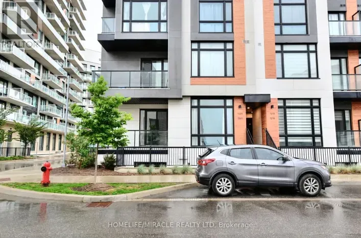 1221 - 8 DAVID EYER ROAD, Richmond Hill