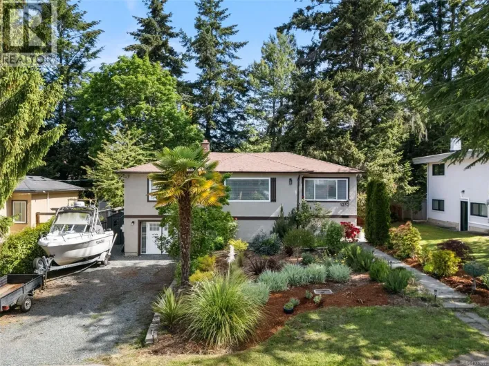 1232 Pearce Cres, Saanich