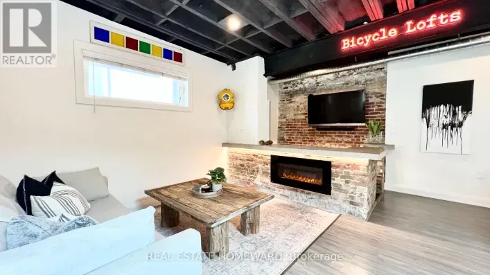 1233 DUNDAS STREET E, Toronto