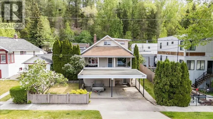 1239 Third Avenue, Trail