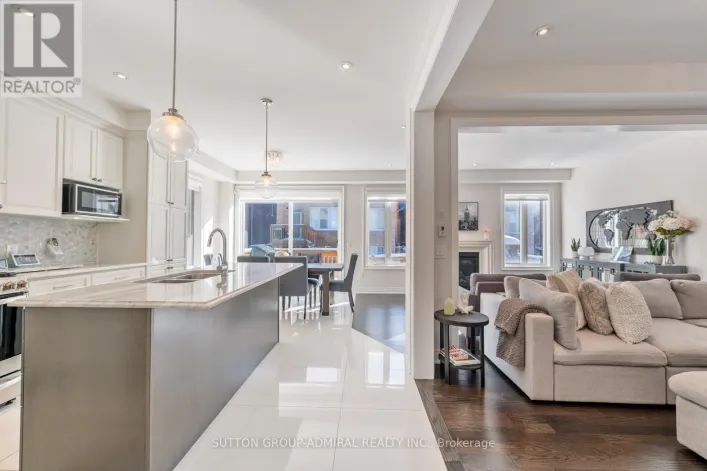 124 MONDIAL CRESCENT, East Gwillimbury