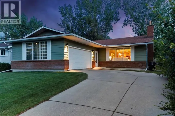124 Oakmoor Place SW, Calgary
