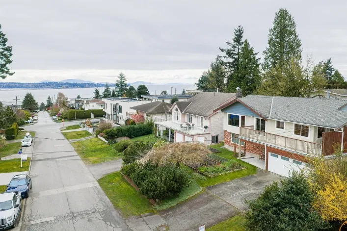 1243 PARKER STREET, White Rock