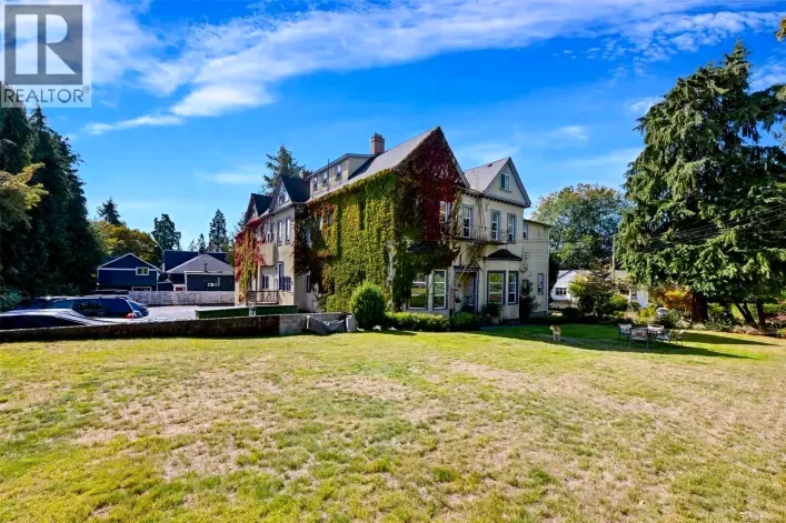 1249 Rockland Ave, Victoria