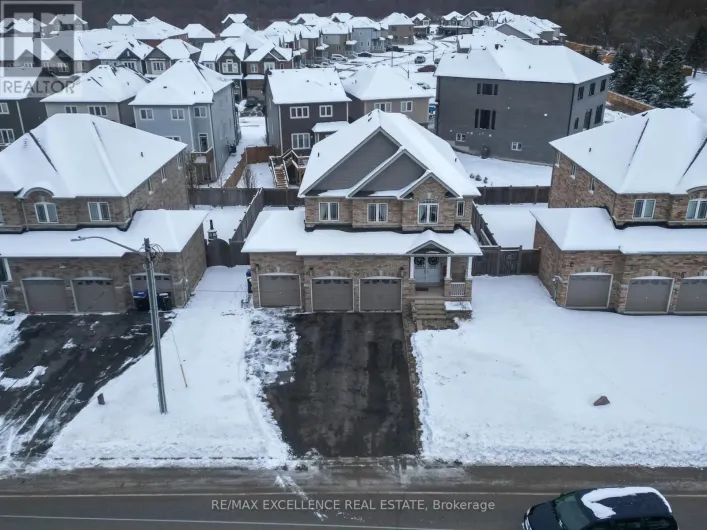 125 CENTRE STREET, Essa