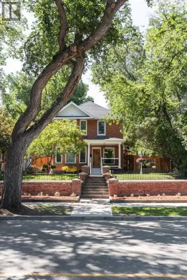 127 1 Street SW, Medicine Hat