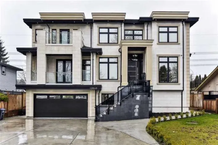 House for sale: 12842 CARLUKE CRESCENT, Surrey