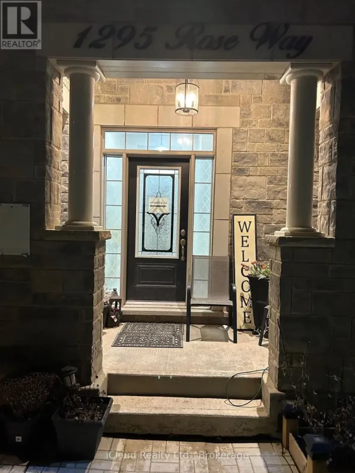 1295 ROSE WAY W, Milton