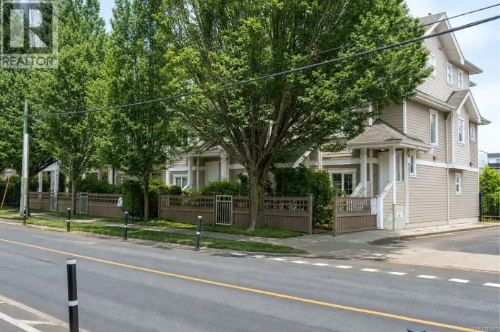 13 1043 Caledonia Ave, Victoria