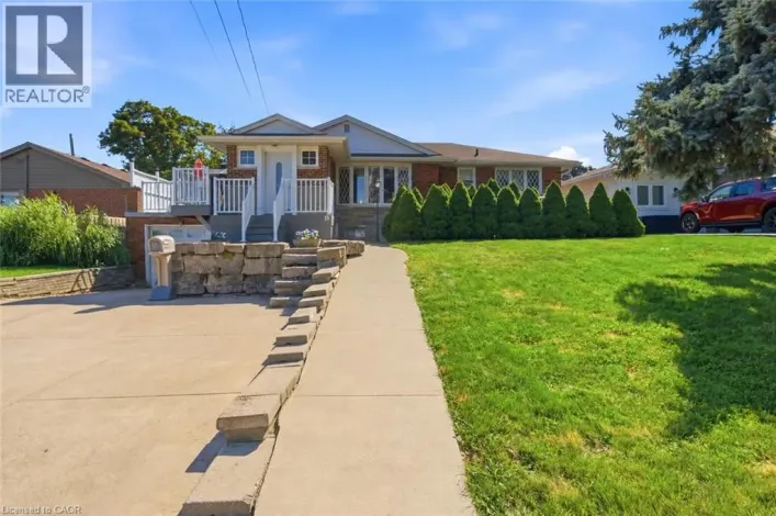 13 LAKESIDE Drive, Grimsby
