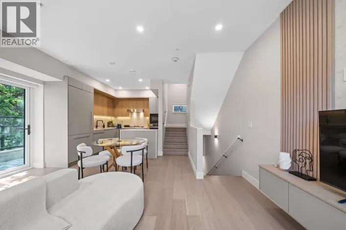 130 W WOODSTOCK AVENUE, Vancouver