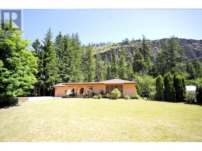 131 SALMON RIVER Road, Salmon Arm