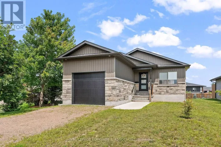 1313 BLAKELY CRESCENT, Pembroke
