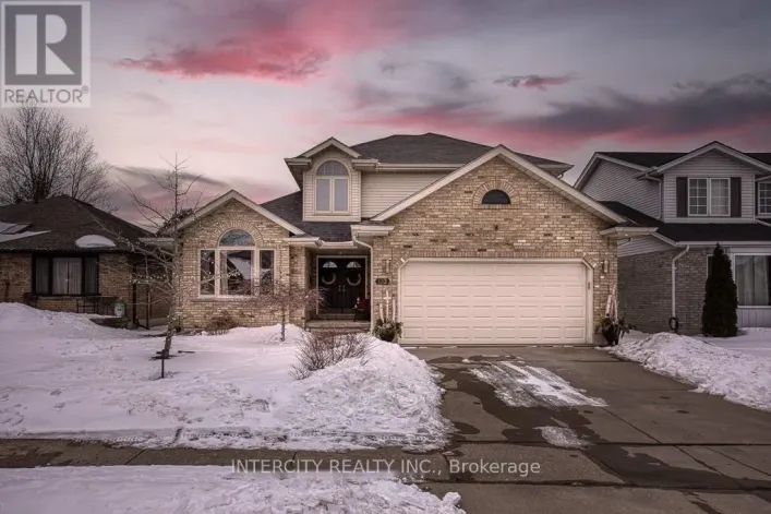 132 JOHN DAVIES DRIVE E, Woodstock