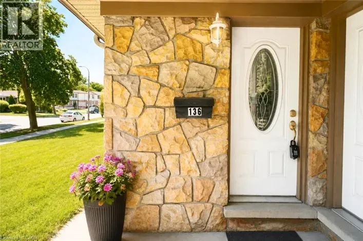 136 JANSEN Avenue, Kitchener