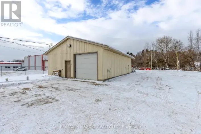 1366 PEMBROKE STREET E, Laurentian Valley