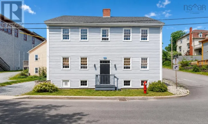 137 Pelham Street, Lunenburg