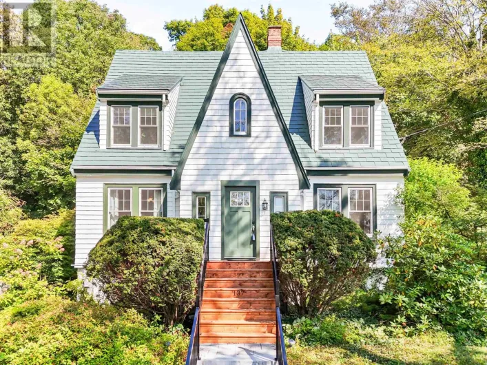 137 Pleasant Street, Dartmouth