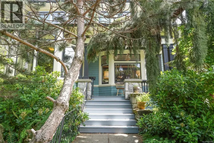 1377 Rockland Ave, Victoria
