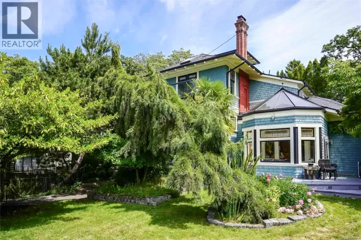 1377 Rockland Ave, Victoria