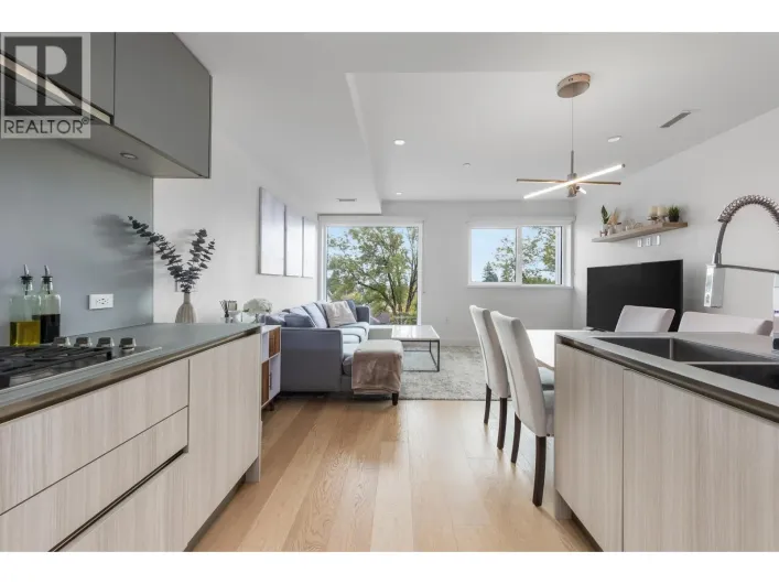 138 W WOODSTOCK AVENUE, Vancouver