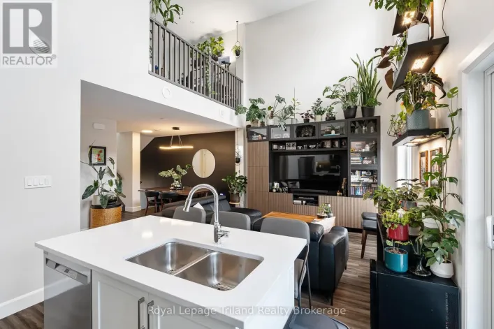 14 - 3202 VIVIAN LINE 37 LINE, Stratford