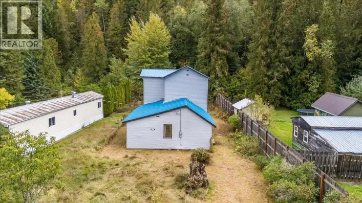 1427 Airport Road, Salmo