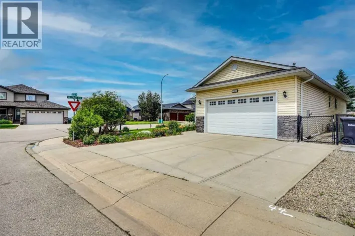 144 Hillcrest Cape, Strathmore