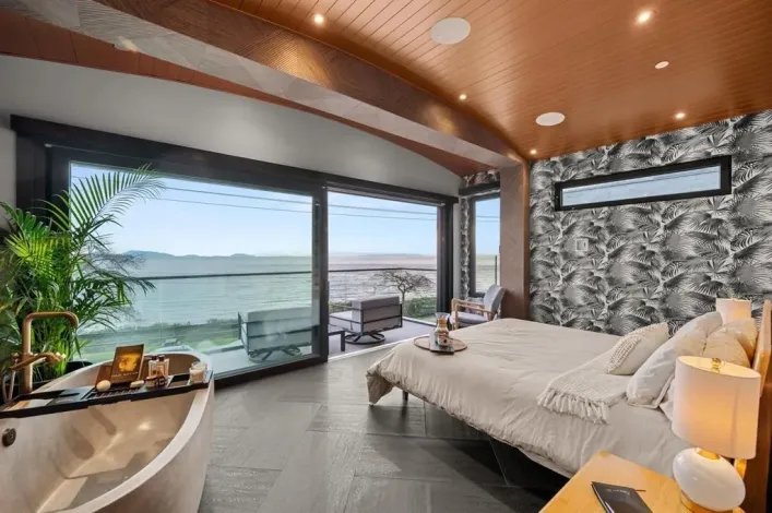 14555 MARINE DRIVE, White Rock