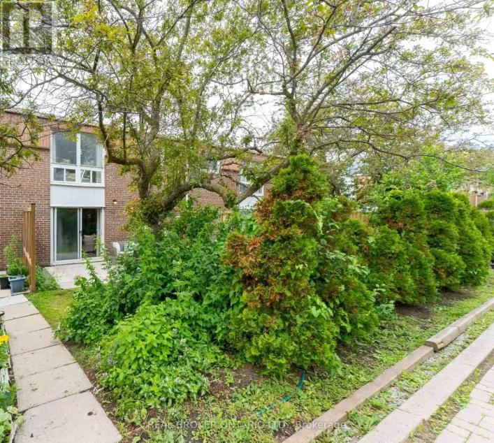 15 - 10 LEITH HILL ROAD, Toronto