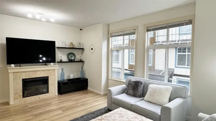15 16588 FRASER HIGHWAY, Surrey