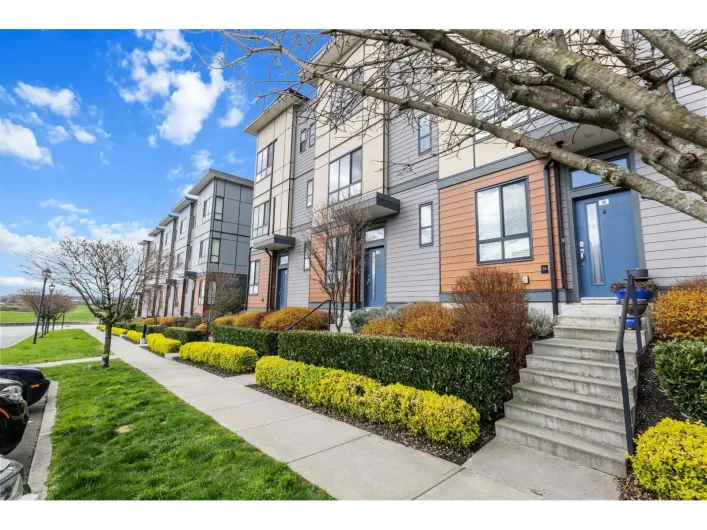 15 1938 NORTH PARALLEL ROAD, Abbotsford