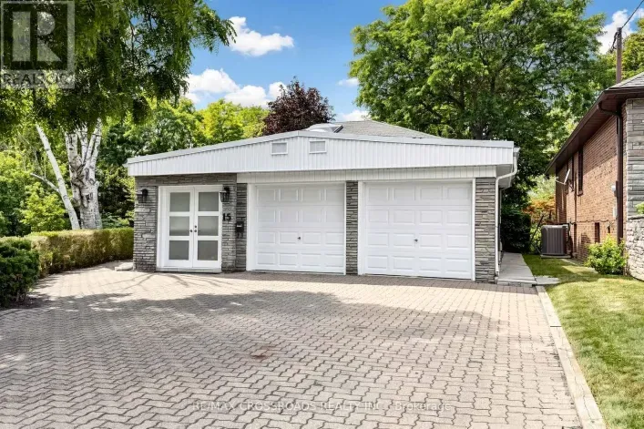 House for sale: 15 ALAMOSA DRIVE, Toronto