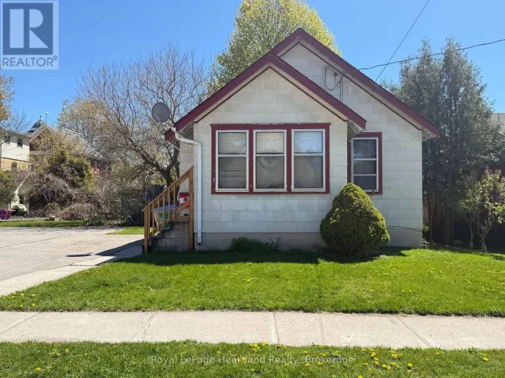 15 NELSON STREET W, Goderich)