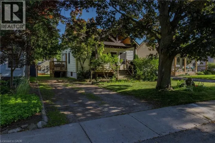 House for rent: 15 SPENCER Avenue, Dundas