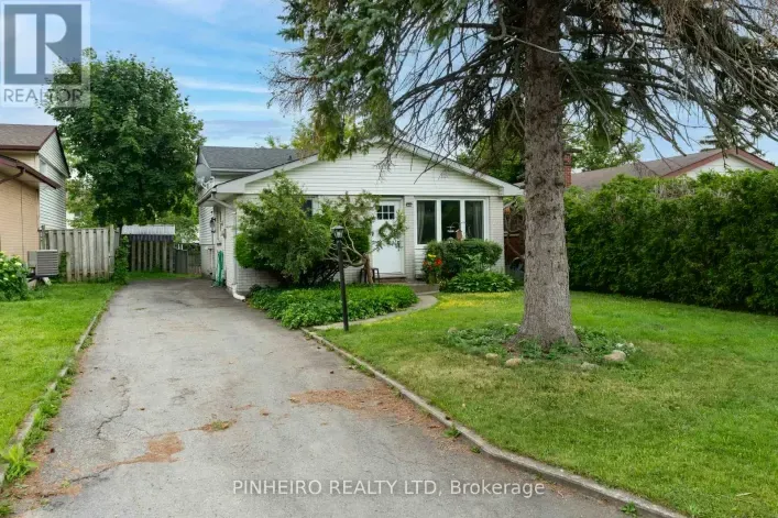 House for sale: 15 VILLENEUVE CRESCENT, London East