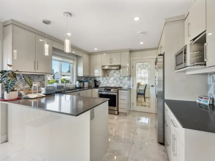 15271 95 AVENUE, Surrey