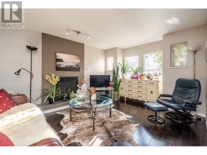 1528 BOND STREET, North Vancouver